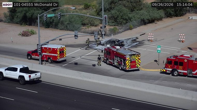 Burning vehicle with foam suppression in the intersection