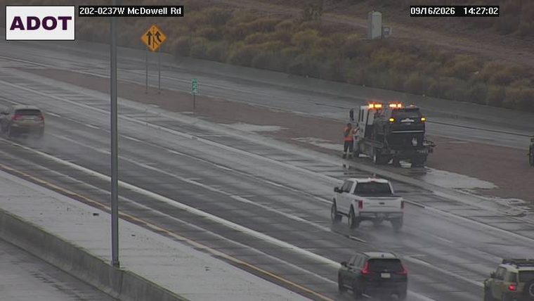 Tow truck with amber lights on the right shoulder