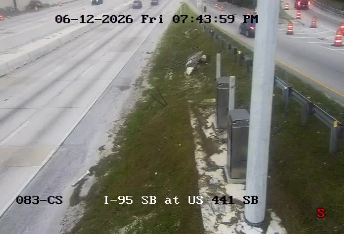 Debris on the shoulder of I-95 SB at US 441 SB.